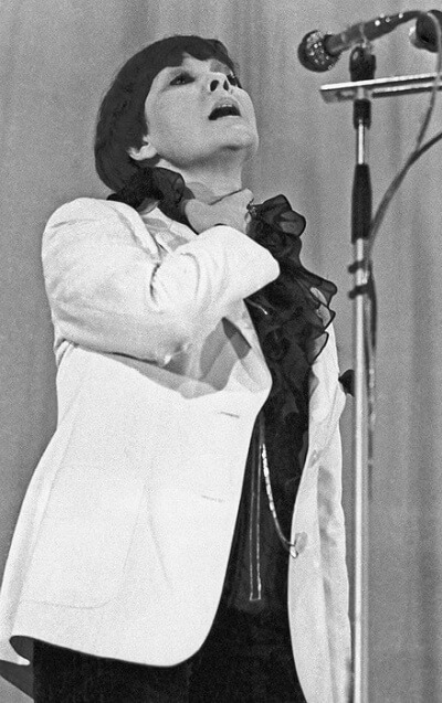 Белла Ахмадулина читает свои стихи - современные аудиокниги попаданцы мр3 слушать на лучшем сайте booksaudio-online.com